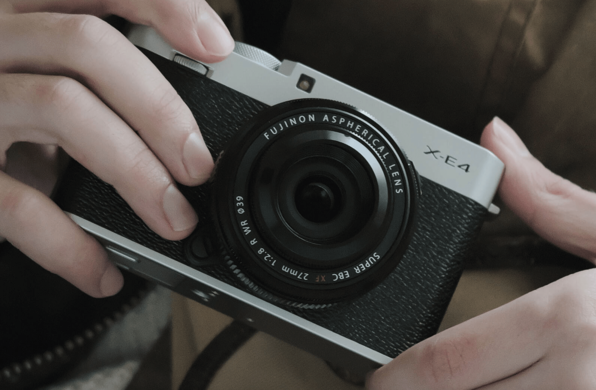 《新品》FUJIFILM フジフイルム X-T4 ボディ ミラーレス一眼カメラ デジタルカメラ シルバー デジタル一眼カメラ